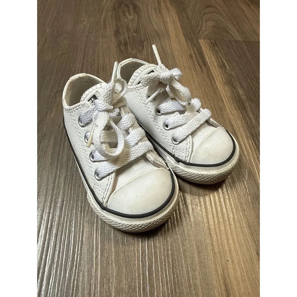 Converse Chuck Taylor All Star Toddler 4 White Faux Leather Low Top Sneakers